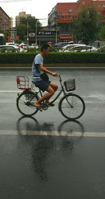 冒雨赶路的人