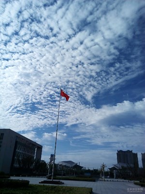 五星红旗迎风飘扬庆祝国庆拍的一个图