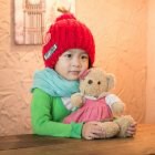 隆冬百态 北京 抱个小熊取暖的宝贝小妹