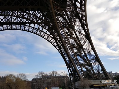 在埃菲尔铁塔上看巴黎