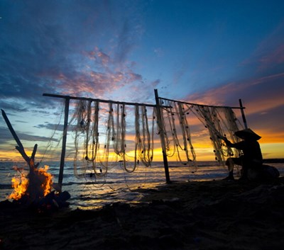 夕阳把光辉洒向大地