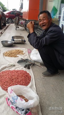 卖花生的老人