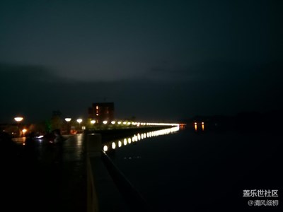 夜市喧嚣人声鼎沸
