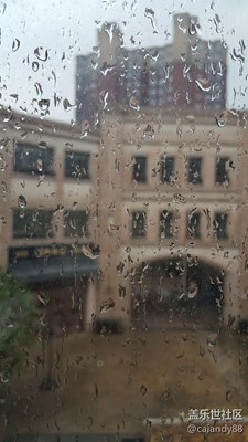 最近热到爆也不下点雨