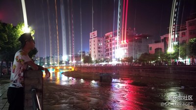 跟小伙伴玩耍······