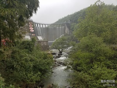 【带着手机去撒欢儿】 雨中飞流直下三千尺的平桥石坝