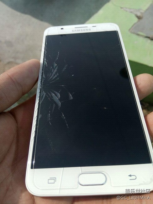 手机掉地，钢化膜没事屏炸了，，