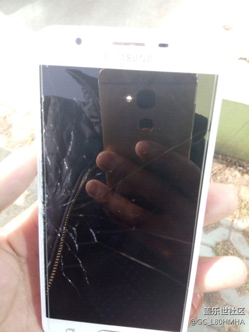 手机掉地，钢化膜没事屏炸了，，