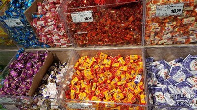 五彩缤纷的小吃和水果