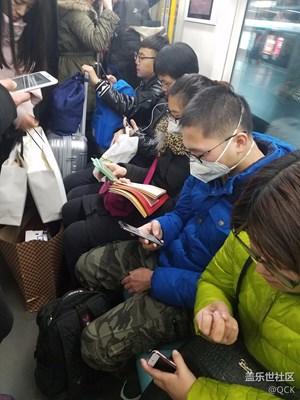 地铁中手机客
