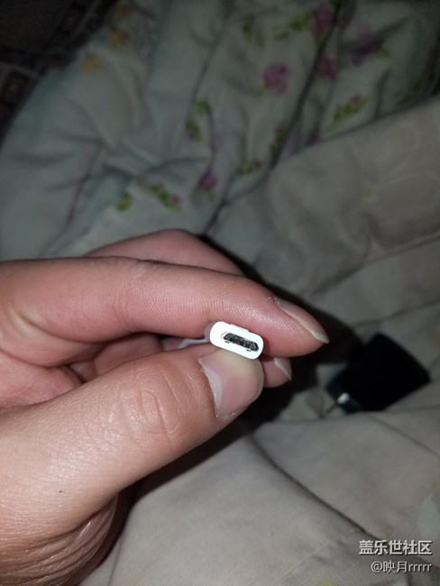 手机碰水充电很容易爆炸，希望大家都进来看一下。