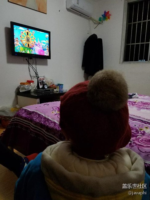 吃过饭，小朋友开始看动画片了！