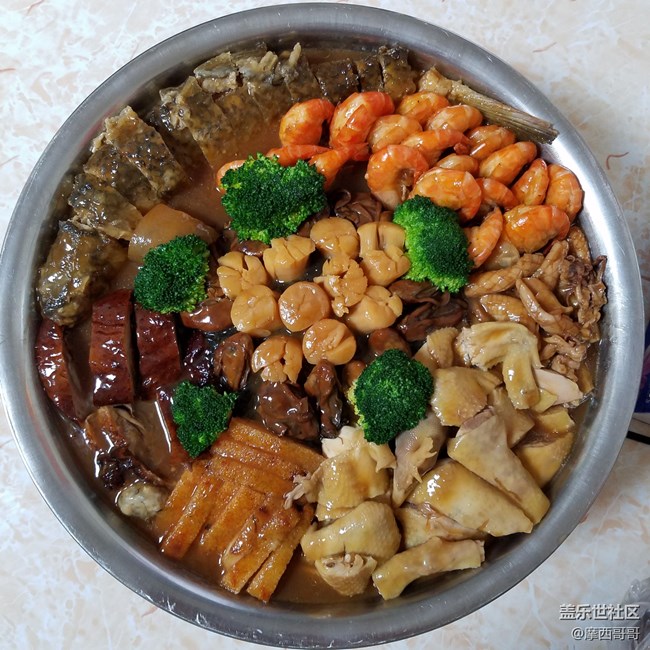 年夜饭。。盆菜。。我老婆问我为什么每天刷论坛。。