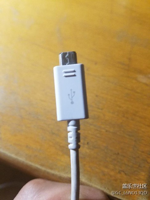 s7e充电时充电线插头处特别热，正常吗？
