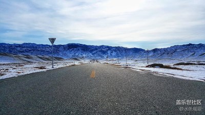 窗外+哈密+行驶在戈壁滩上的窗外景