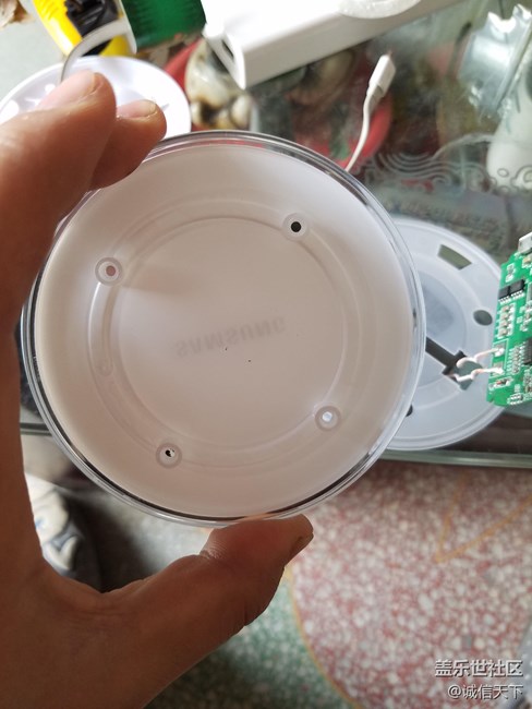 看看三星的无线充电器