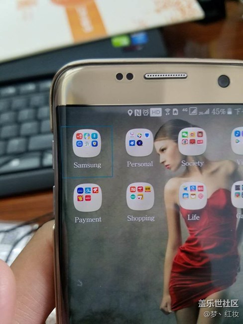 你们手机退到桌面 左上角会突然出来一个蓝色框框吗？