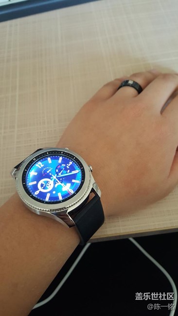 这星期入手gear s3经典老表，爽的令人发指，钢化膜问题。