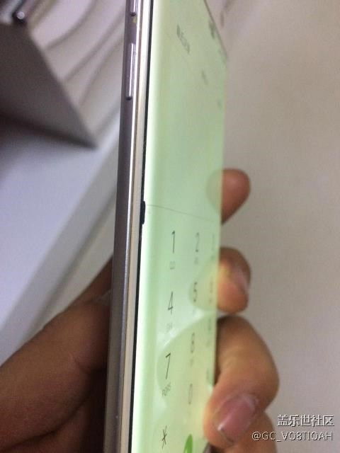 左边曲屏多了个小黑点