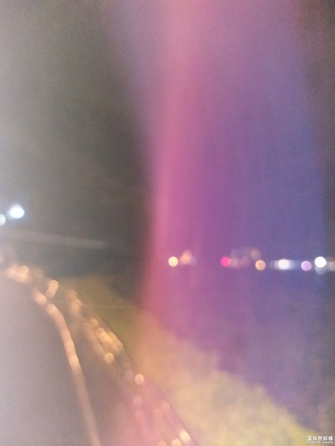 手机晚上拍照开起闪光灯怎么出现照片起雾变红色