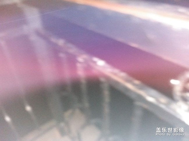 手机晚上拍照开起闪光灯怎么出现照片起雾变红色