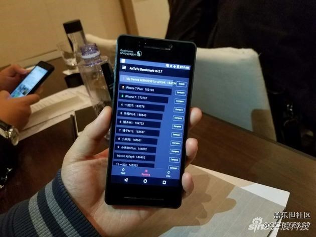 高通骁龙835芯片亮相亚洲 跑分已经超越iPhone 高通骁龙835芯片亮相亚洲 跑分已经超越iPhone