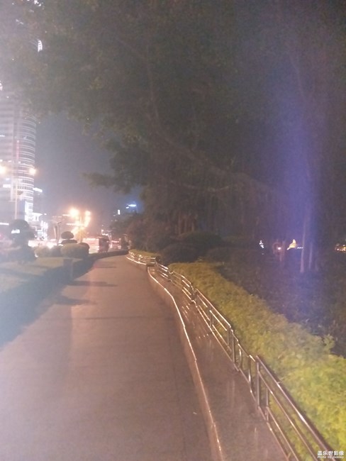 手机晚上拍照开起闪光灯怎么出现照片起雾变红色
