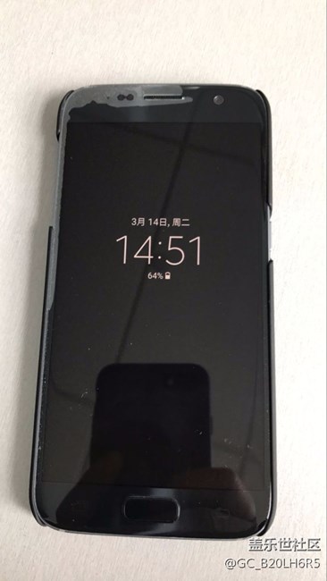 掉地上脱胶了，屏幕完好。三星说人为，不在保修范围