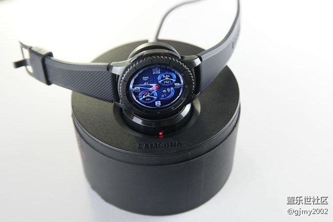 如何将你的Gear S3包装盒变成充电器架