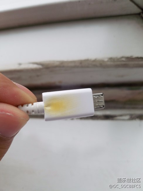 手机充电器发热烧焦。