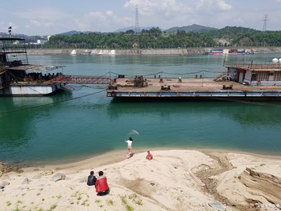 风和日丽，浅滩白沙