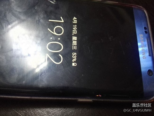 手机突然出现彩色亮点，和一条白色的直线