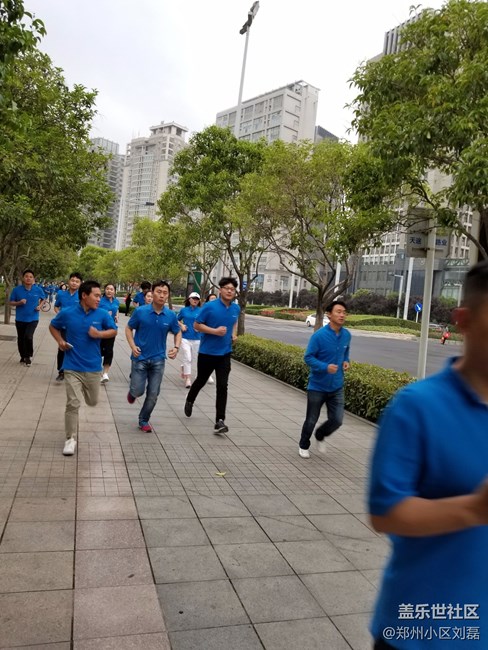 雨中奔跑的小伙伴们！