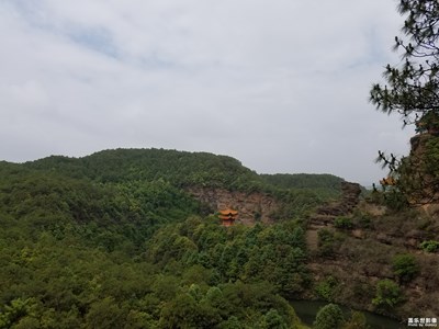 香炉倚空