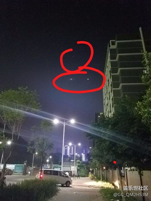 三星s7e夜拍有小星星，现实中是没有的，怎么回事？