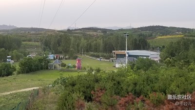 夏季的紫云山滑雪场，也是一片葱绿。