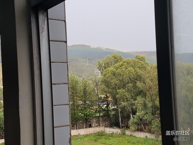 这个相机是不是出问题了，感觉远方的树放大变得好模糊