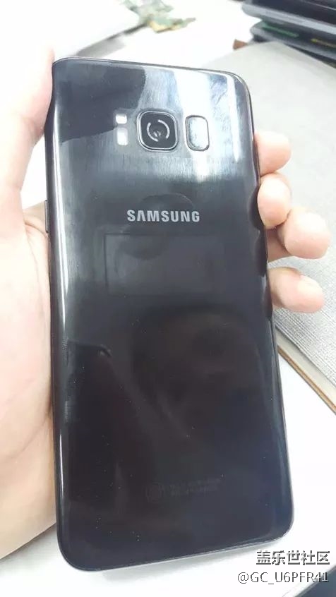 请问各位大神，三星s8后盖上的这个痕迹怎么去除？