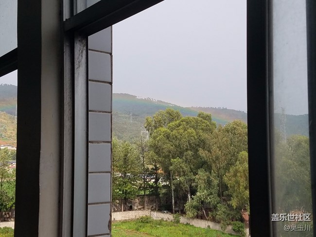 这个相机是不是出问题了，感觉远方的树放大变得好模糊