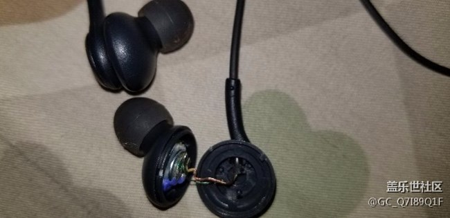 s8+原装耳机突然开了？？