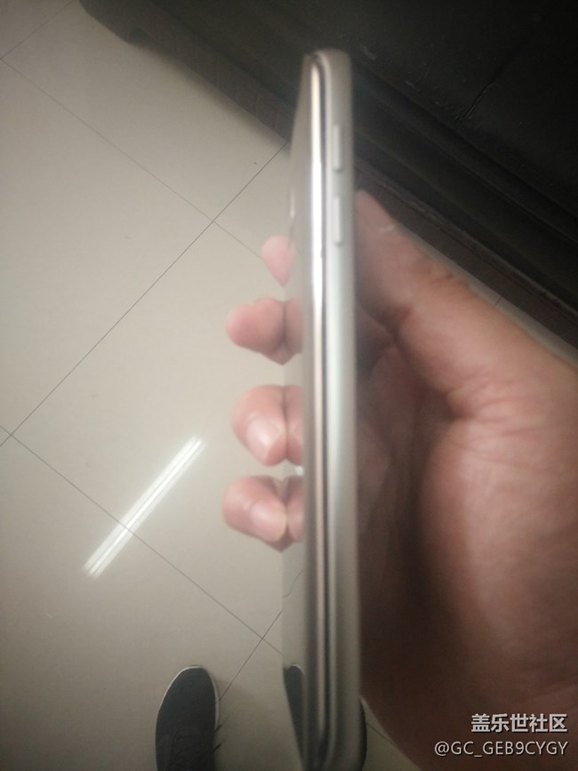 S7电鼓包顶开后盖，电池质量如此之差，*如此之难