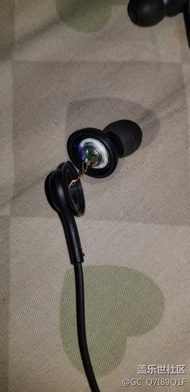 s8+原装耳机突然开了？？