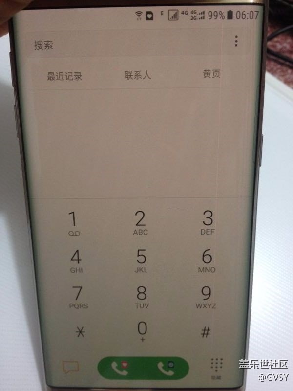 s7edge屏幕右侧电池百分比那里从上到下贯穿一条粉色线条？