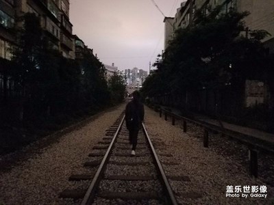 夜幕下80年代既视感