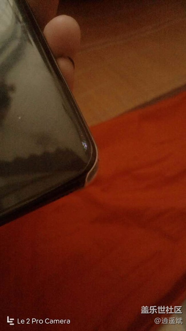 手机右下角有一块地方有很多彩色斑点