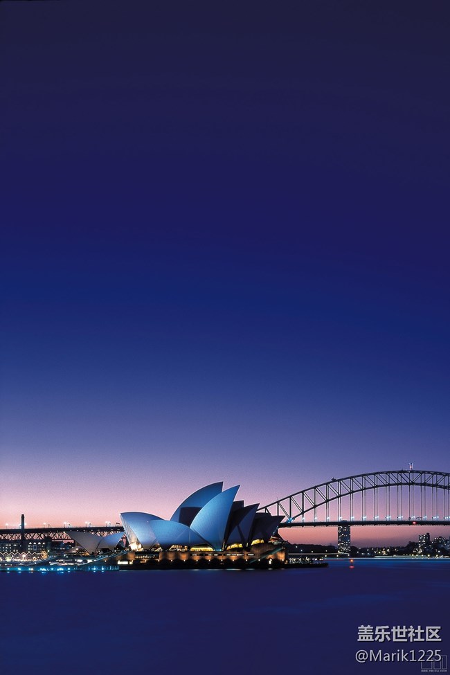 蓝色背景下的悉尼歌剧院