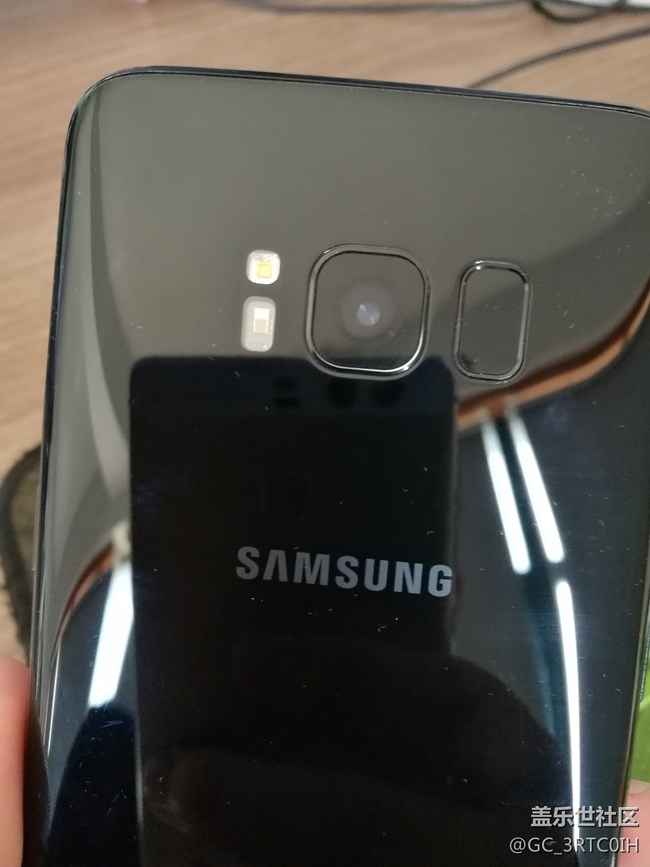 s8使用一个多月，摄像头右下角掉漆严重！！！！