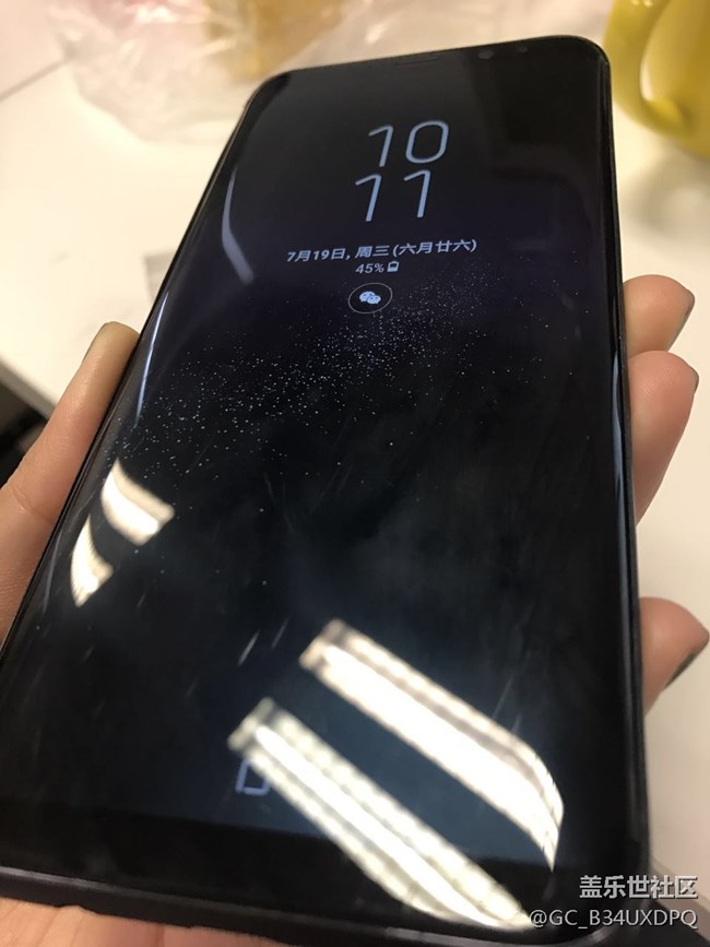 新买的S8+掉地上 屏幕都是划痕