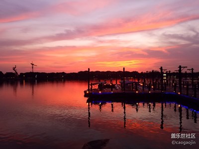黄昏夕阳下的凤凰湖