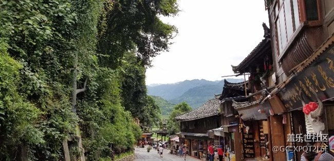 S8+如何在拍出来的照片上显示地理位置和海拔高度？